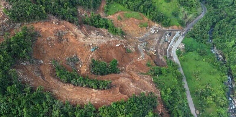 Actual photograph of the Deux Branches quarry operation